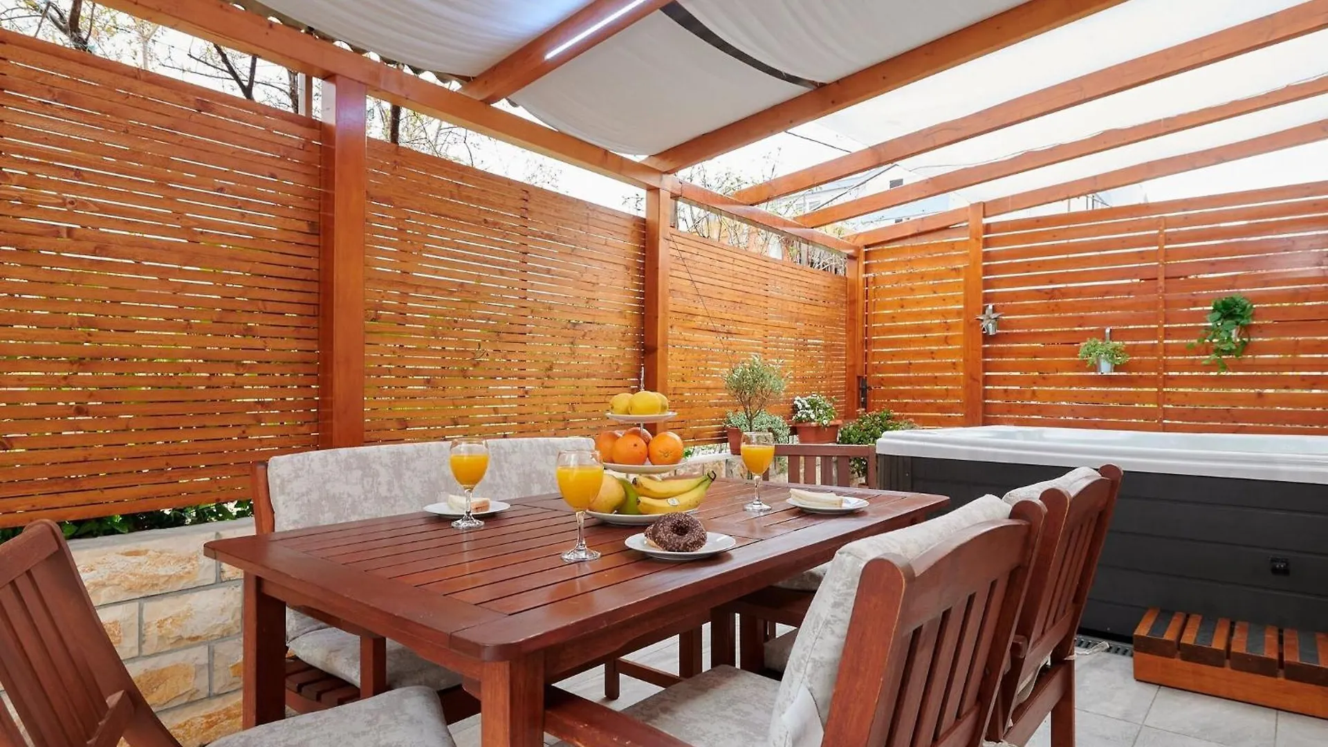 Apartment Boris St - Two Bedroom Apartment With Terrace And Jacuzzi Trogir